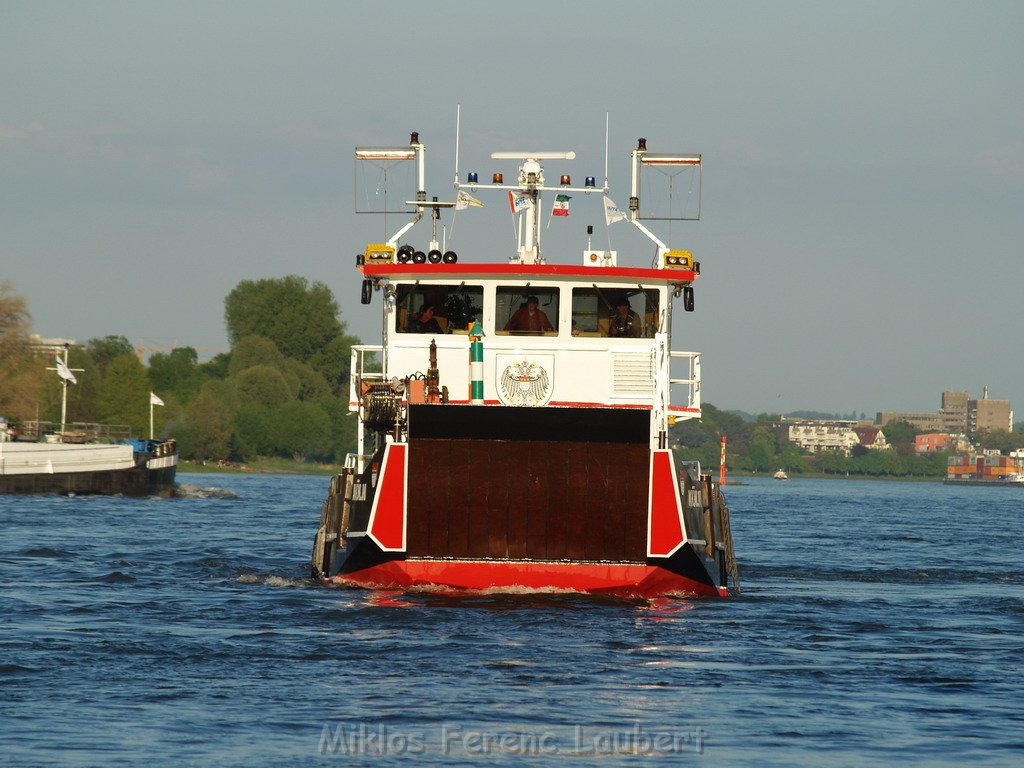 Motor Segelboot mit Motorschaden trieb gegen Alte Liebe bei Koeln Rodenkirchen P128.JPG